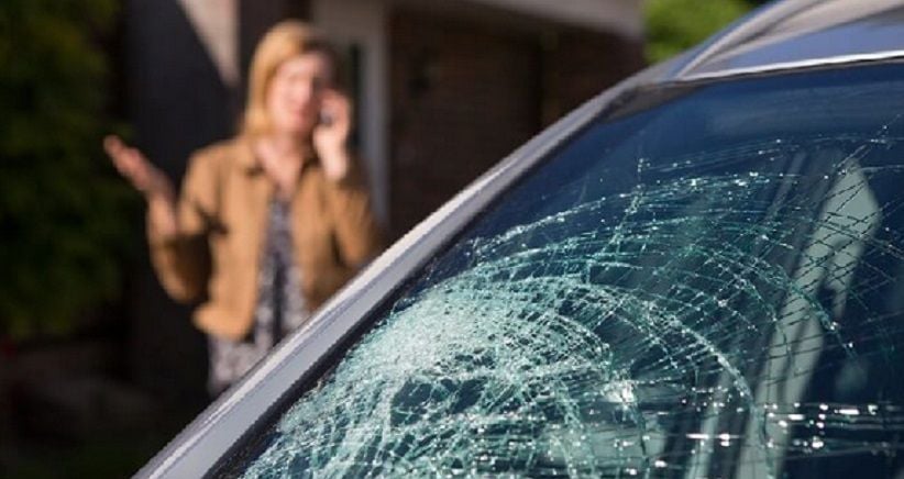 Ilustrasi kaca mobil retak